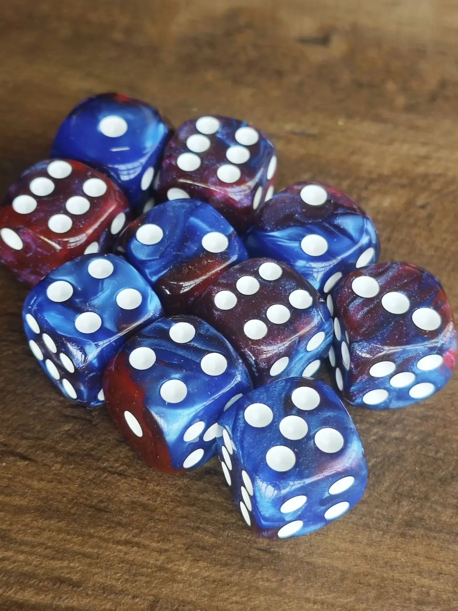 Jeu de dés Starlit Sky D6 brillant bleu et rouge 16MM, jeu de société Dungeons et Dragons 40K