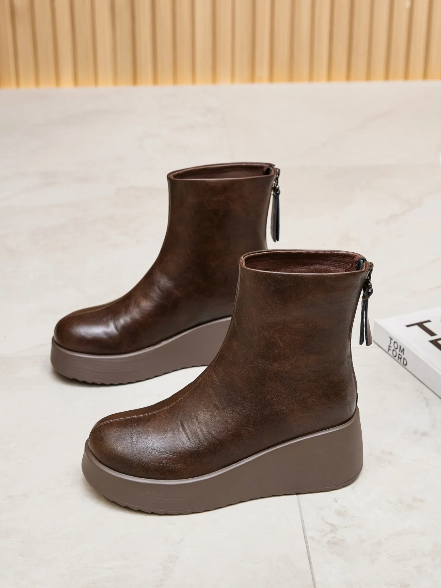 

Женские ботинки 2025: Новые зимние короткие ботинки на толстой подошве в британском стиле, визуально стройнящие ногу, на платформе, маленькие размеры