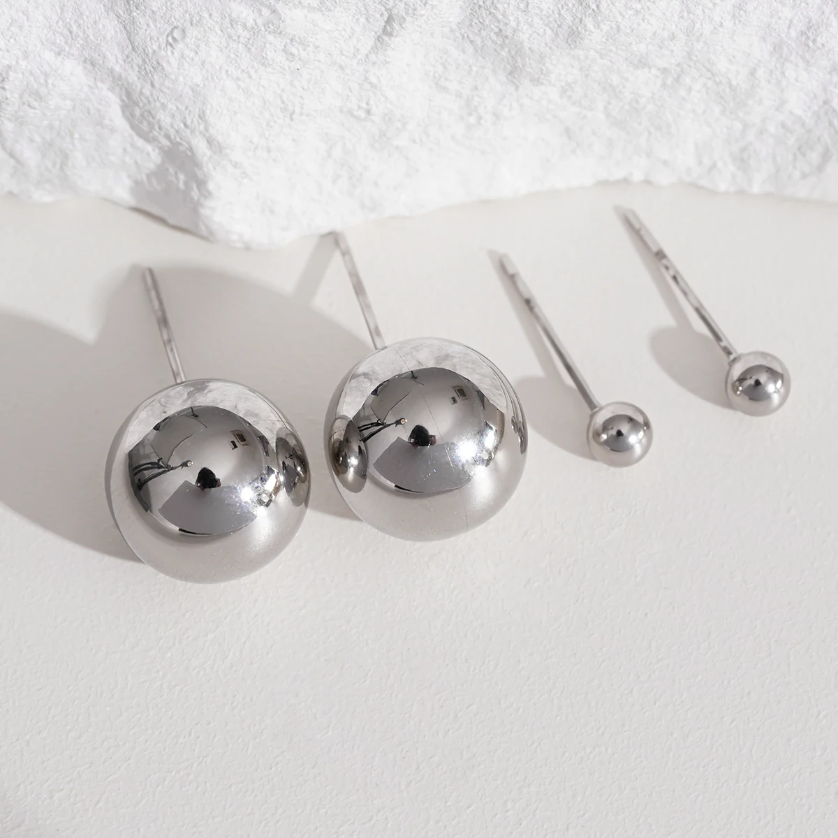 14K gold-plated stainless steel silver-colored small silver ball pair of earrings, a two-generation design, suitable for daily