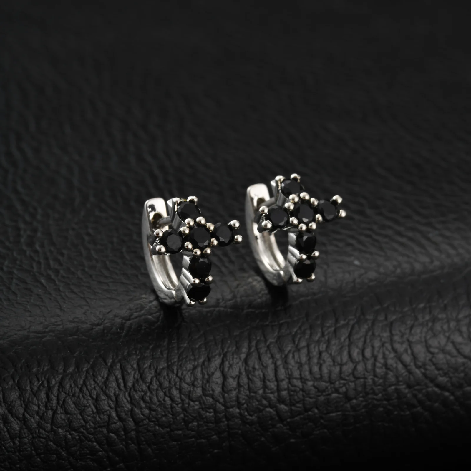 Hip-Hop Kreuz-Huggies-Creolen für Männer, Blaue Kristall-Zirkon-Metall-Creolen, Trendiger Party-Schmuck als Geschenk für Vater und Sohn – Detail 4