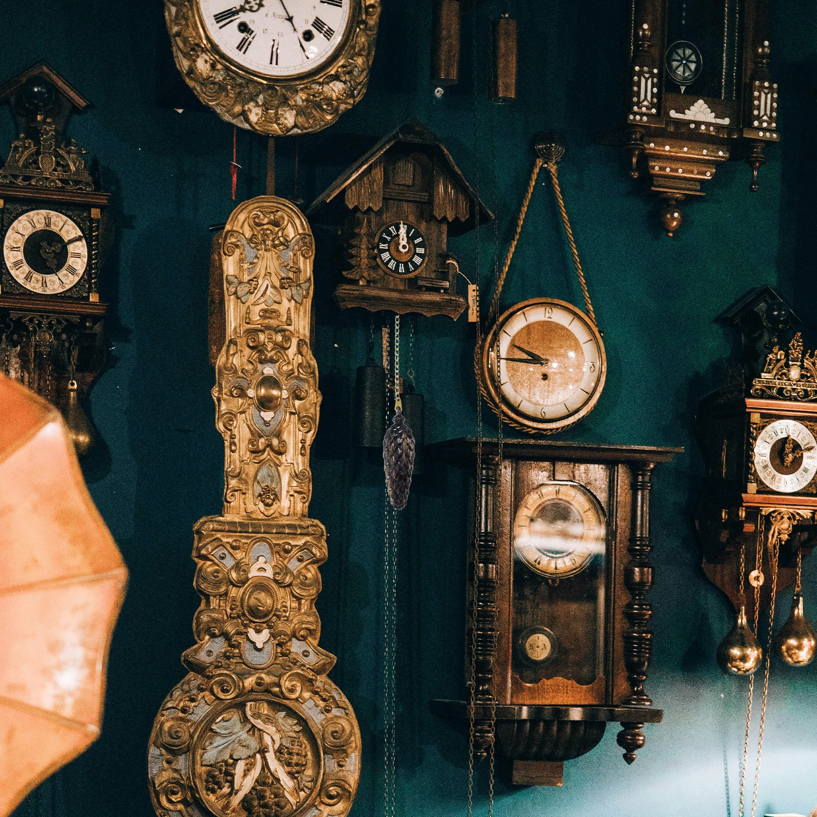 

2Pcs Cuckoo Clock Vintage Decor Wall Art Music Home Office Traditional Decorative Hammer Bird Clock Rhythm Clocks