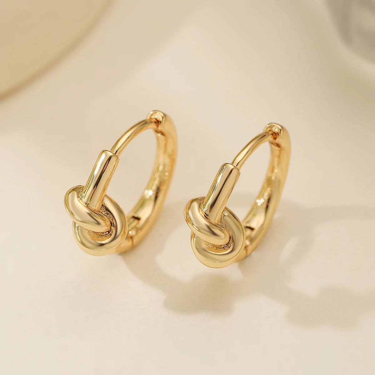 NEWBUY-pendientes de aro bonitos con forma de nudo para mujer, diseño Simple, Color plateado/dorado, joyería minimalista de estilo metálico para mujer