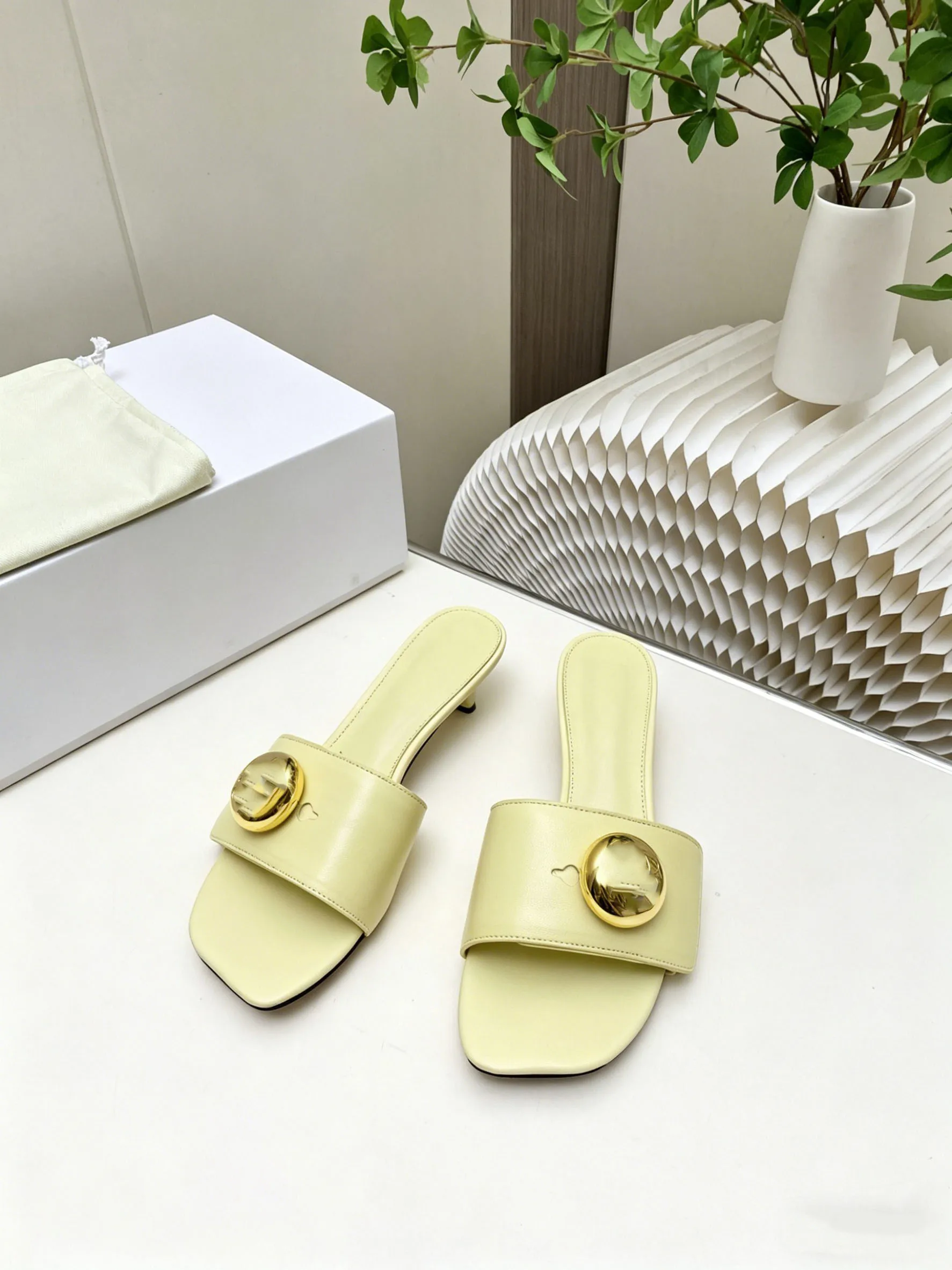 

High quality green and fashionable women's high heels and slippers