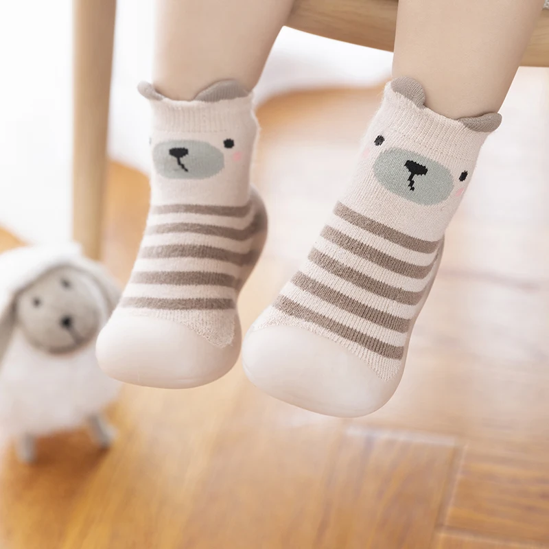 幼児用の柔らかいゴム製滑り止めファーストウォーカーシューズ、赤ちゃん用のかわいいフロアシューズ、クラシックなストライプスタイル、男の子と女の子用の暖かい靴下、秋と冬