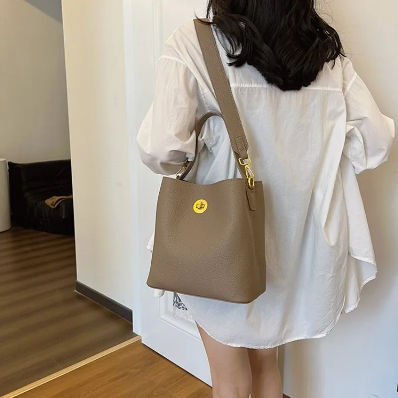 

Chic Vintage Inspired Messenger Purse For Women With Business Leisure Design And Large Capacity Includes Diaper Bag Feature