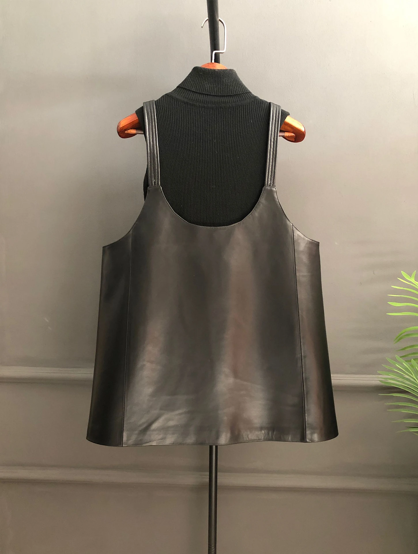 

Early Spring New Sle Bla Vest Dr Women Casual Versatile Agel Svel Dr eepskin Strap Loose Leather Skirt