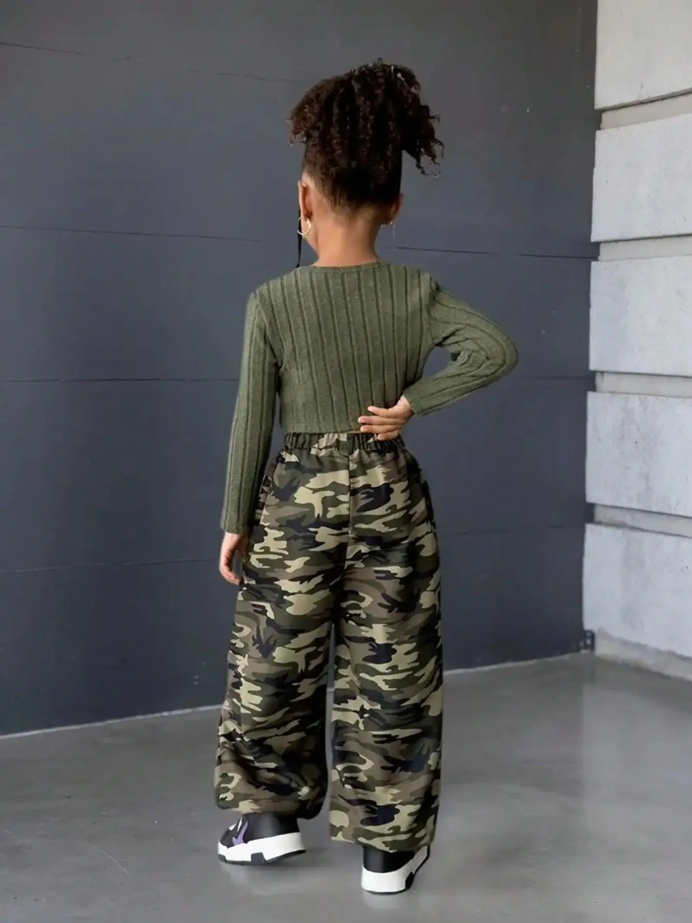 Sportliches, lässiges Langarm-Oberteil und Camouflage-Hose für Mädchen, 2-teiliges Set, enganliegend, ohne Knöpfe, Allover-Print, ohne Reißverschluss – Detail 3