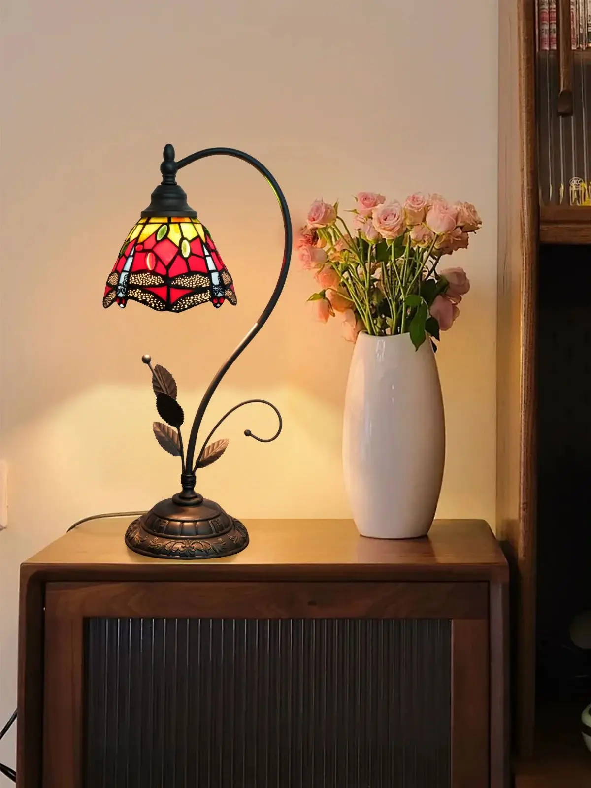 Vintage-Tischlampe aus Buntglas für Nachttisch, Wohnzimmer, Schlafzimmer, Büro, 20 Zoll hohe Lampe im Stil einer roten Libelle