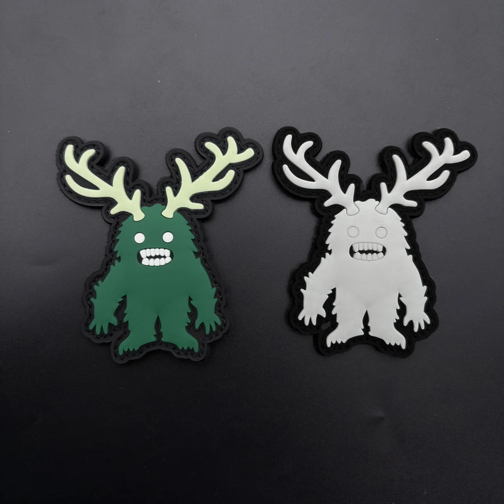 Double Antlered Long-Haired Jungle Creature Alien-Shaped Soft Rubber Patch, Pvc Glow-In-The-Dark Velcro Armband, Tactical Backpack Morale Patch, Rubber Emblem, Pvc Fabric Patch, Pvc Velcro Tactical Morale Patch, 3D Three-Dimensional Soft Rubber Detachable Armband, Waterproof and Wear-Resistant Pvc Rubber Patch, Outdoor Backpack Decoration, Pvc Badge, Military Fan Tactical Gear Plastic Armband