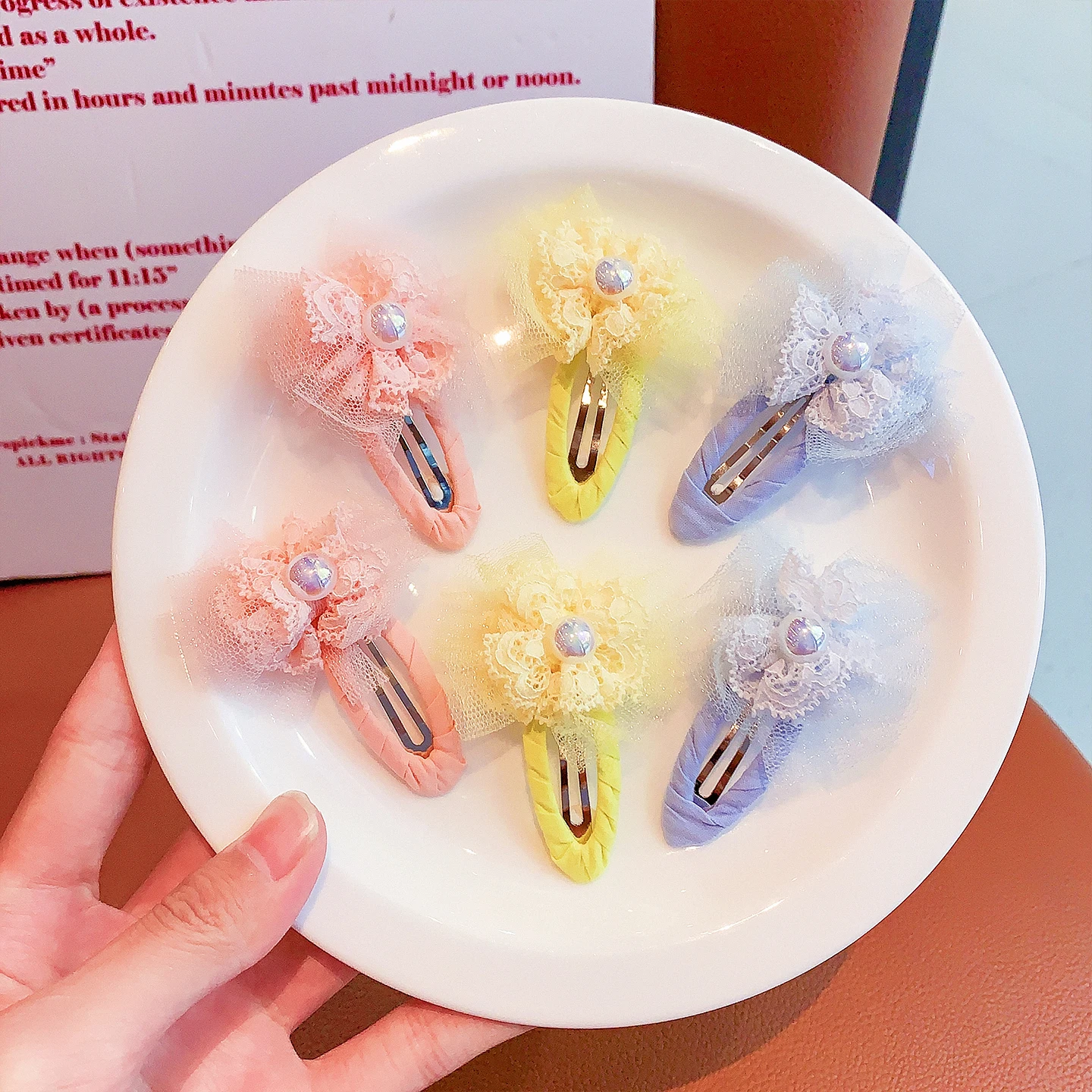 2 Stück/Set Modische Stoffumwickelte Wassertropfen-Haarspangen Spitzen-Tüll-Blumen-Perlen-Haarnadeln für Frauen Mädchen Kinder Haarklammern 2026 – Detail 8