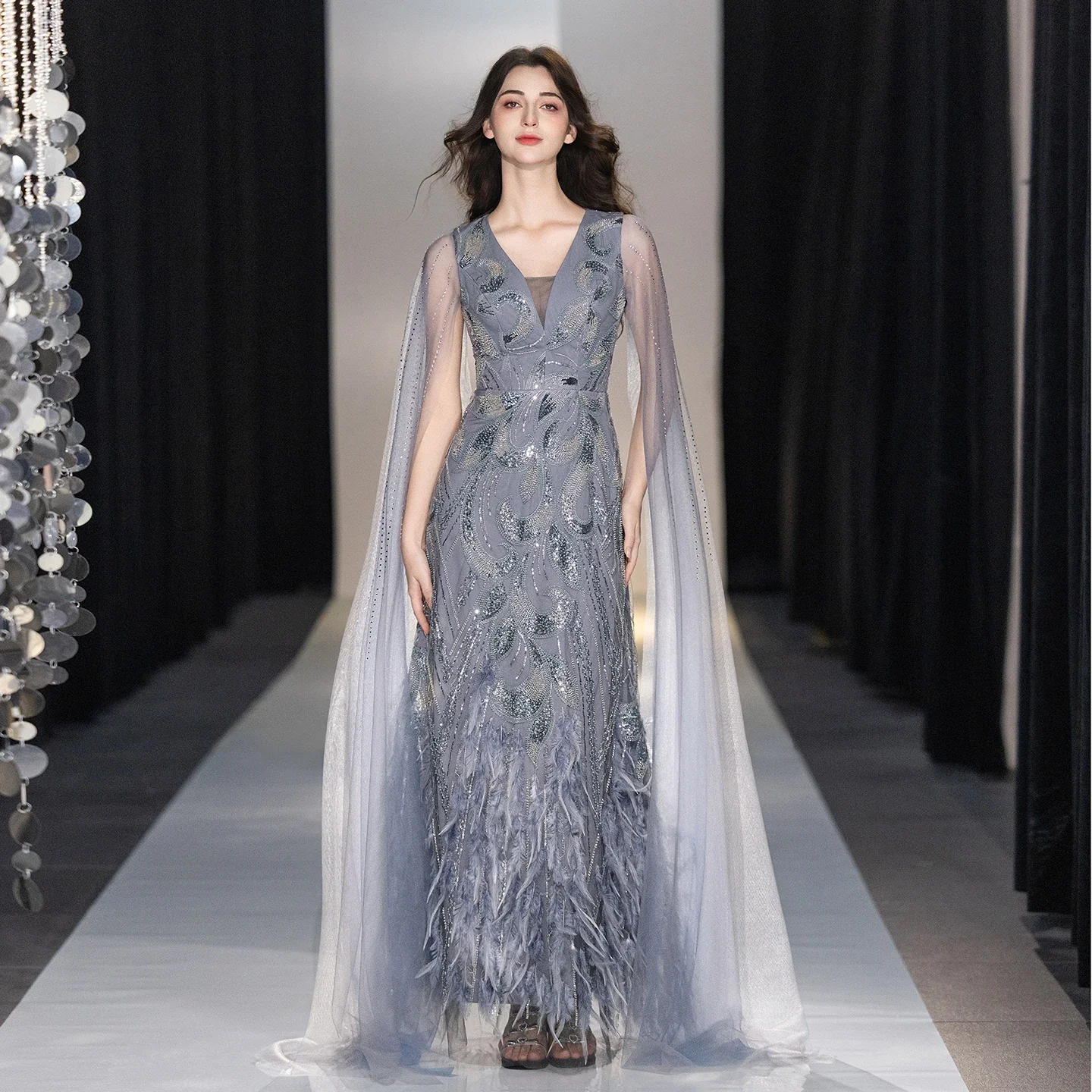 Vestido de noche maxi de sirena gris polvo con escote en V profundo, capa de malla con pedrería y cuentas de hoja, plumas 3D, largo hasta el suelo, para invitada de boda