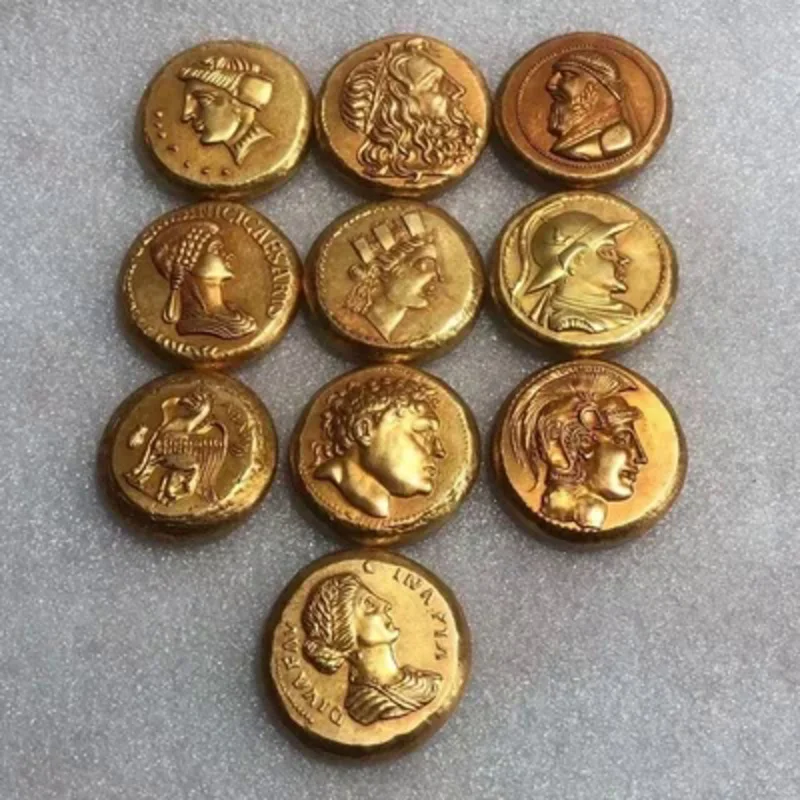 

Retro Brass Gold-Plated Roman Figure Gold Coin