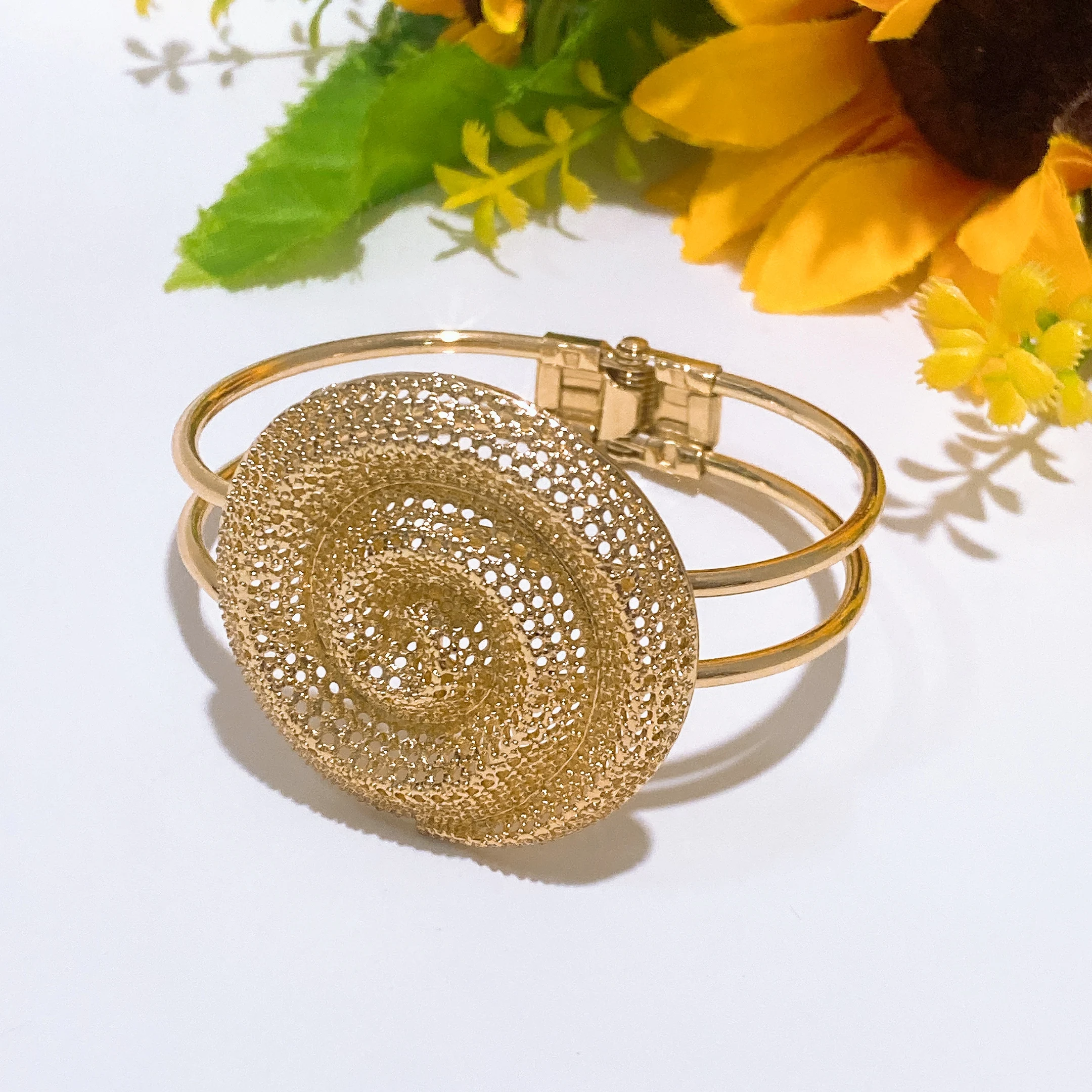 Vintage Gold Plated Cuff Brace - огляд і ціна Vintage Collectible Classics