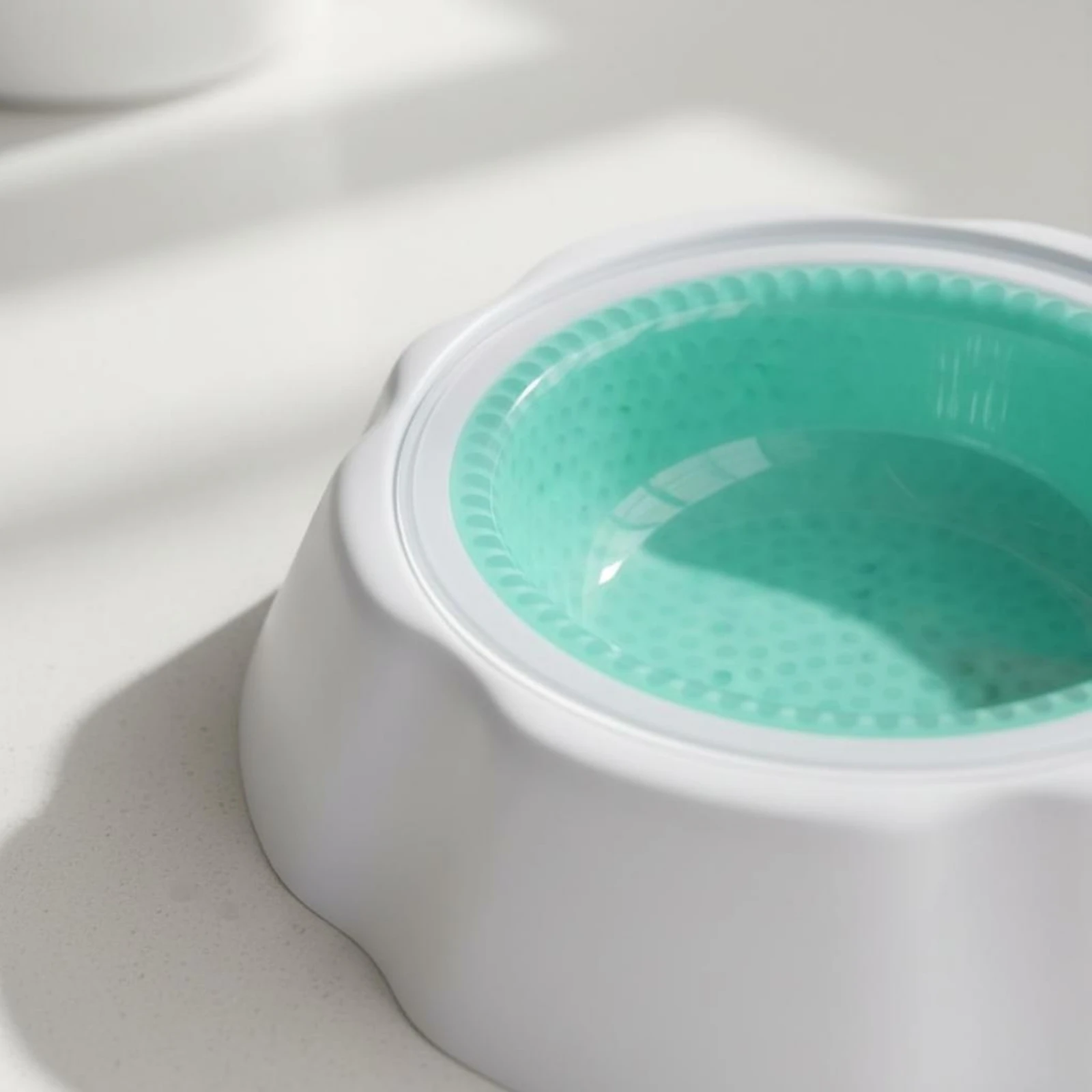 

Round Pet Cooling Bowl Raised Rim Cooling Pet Bowl for Drinking