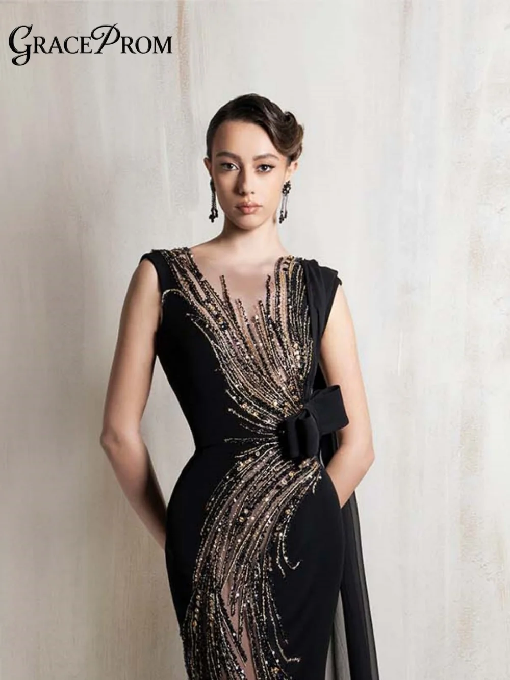 

Новинка 2026 года: Черное вечернее платье-русалка с V-образным вырезом, золотым хрустальным бисером и шифоновым шлейфом. Потрясающее и элегантное.