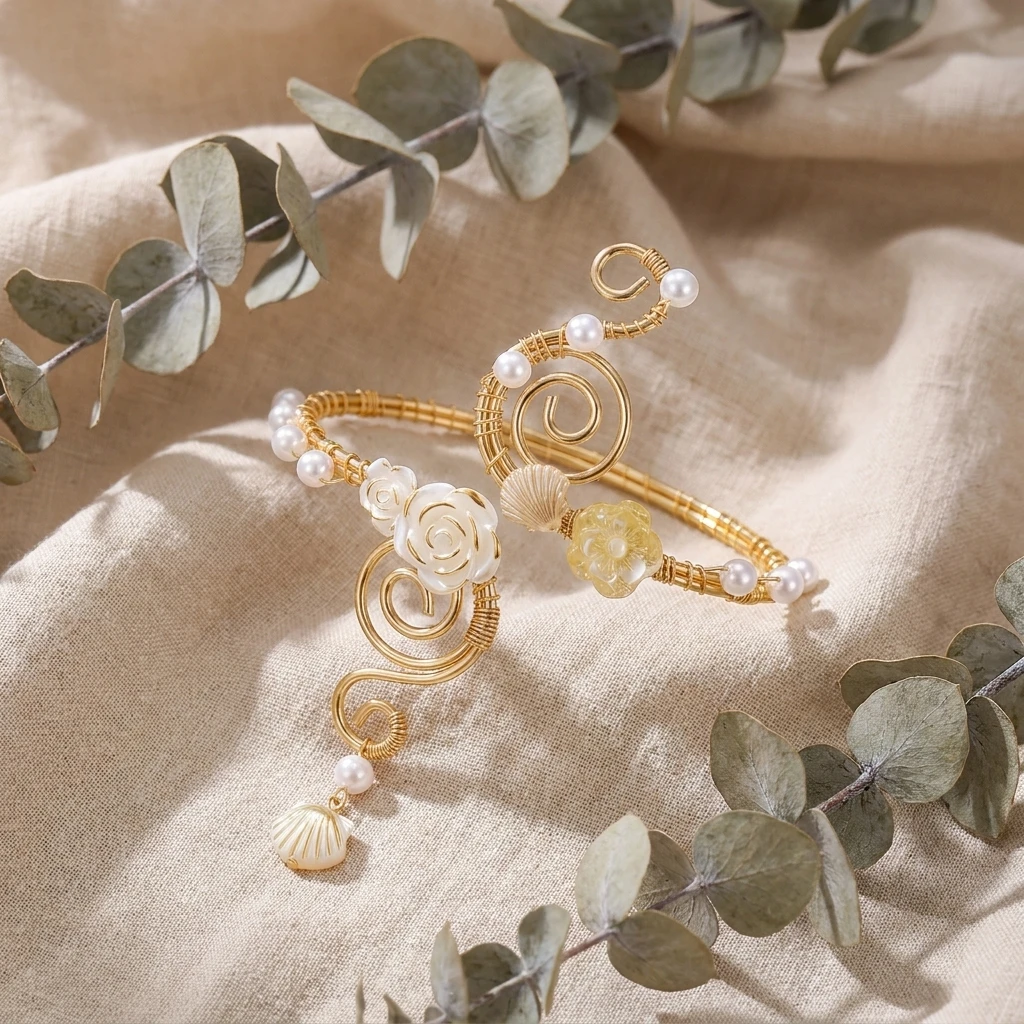 Elegante goldfarbene, drahtumwickelte Oberarmmanschette für Damen, romantische rosa Iris-Blumen-Armreif, Strandparty-Schmuck – Detail 6