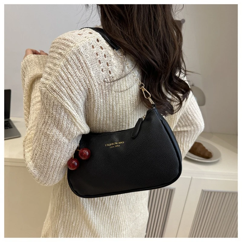 

Женская сумка через плечо под мышками с подвеской в виде вишни, модные сумки через плечо, маленькая сумка-полумесяц с металлической цепочкой для женщин