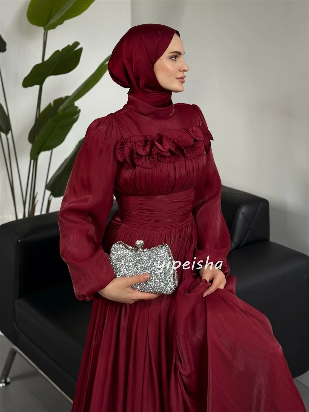 Maßgeschneiderte formelle Abendkleider, hoher Kragen, gerüschte Falte, A-Linie-Abschlussballkleid, moderner Stil, bodenlanges Partykleid aus Saudi-Arabien