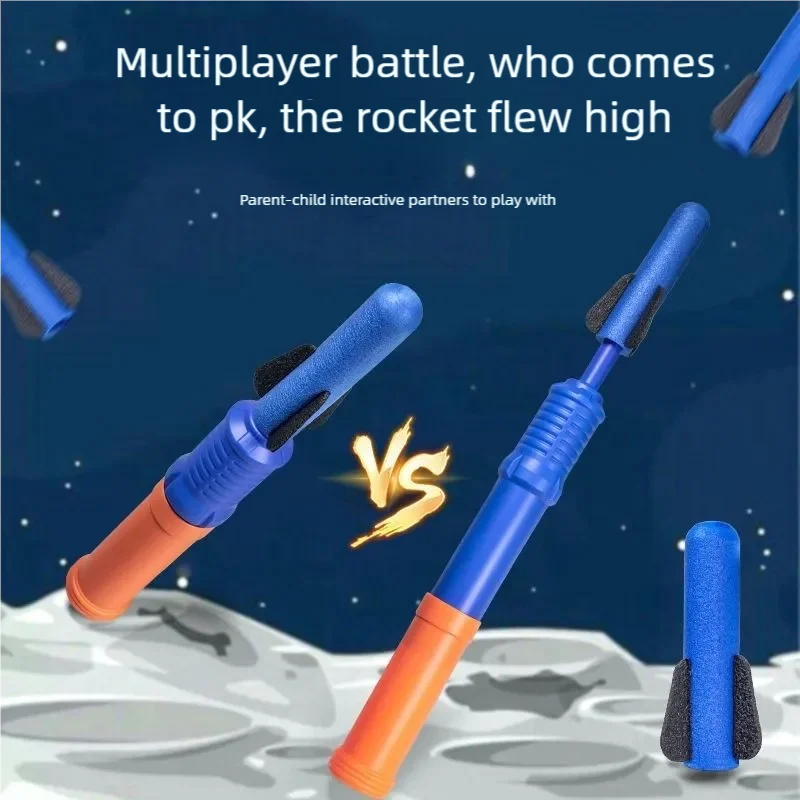 จรวดบินแบบอินเทอร์แอคทีฟสำหรับเด็กและผู้ปกครอง! หัวนุ่มปลอดภัย กดเพื่อใช้งาน พร้อมไฟสีสันสวยงาม ของเล่นกีฬากลางแจ้งสำหรับปลูกฝึกความต้องการสำรวจโลกของเด็ก เหมาะสำหรับเทศกาลคริสต์มาส เทศกาลฤดูใบไม้ผลิ วันปีใหม่ วันวาเลนไทน์จีน วันฮาโลวีน อีสเตอร์ วันเกิด และโอกาสอื่นๆ