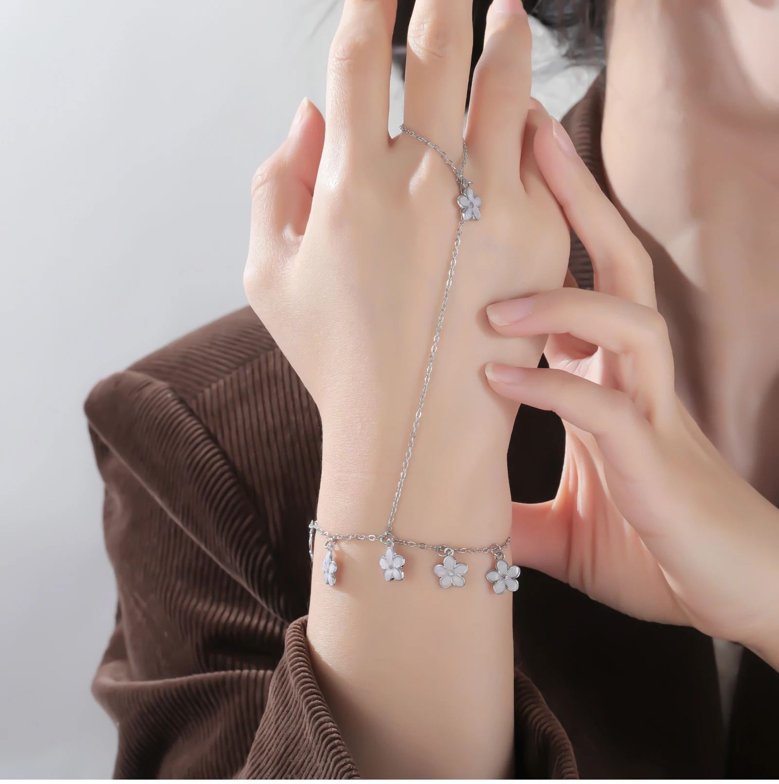 CoolTime Niedliche Armbänder aus Edelstahl mit rosa Blüten und Ring, zierliche Emaille-Sakura-Kette, verstellbar, Geschenk für Frauen – Detail 9