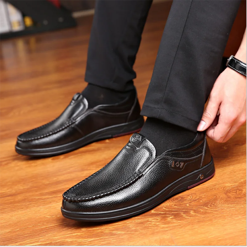 Sapatos de couro genuíno homens mocassins deslizamento em negócios casuais sapatos de couro clássico macio hombre respirável sapatos masculinos