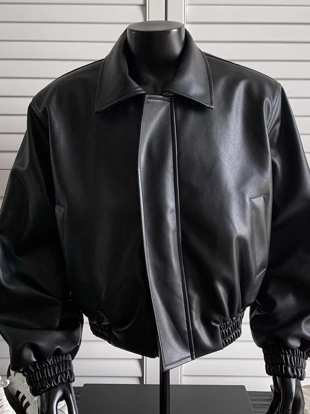 Loose Men's Pilot Jacket PU Leather Motorcycle Vest Short American Retro Workwear Casual Style Long Sleeve Zipper Closure