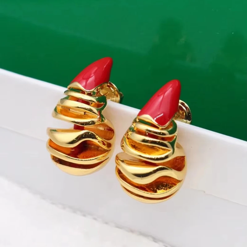 

Европа Америка Дизайнерские золотистые красные полые серьги Женские ювелирные изделия высшего качества Тренд