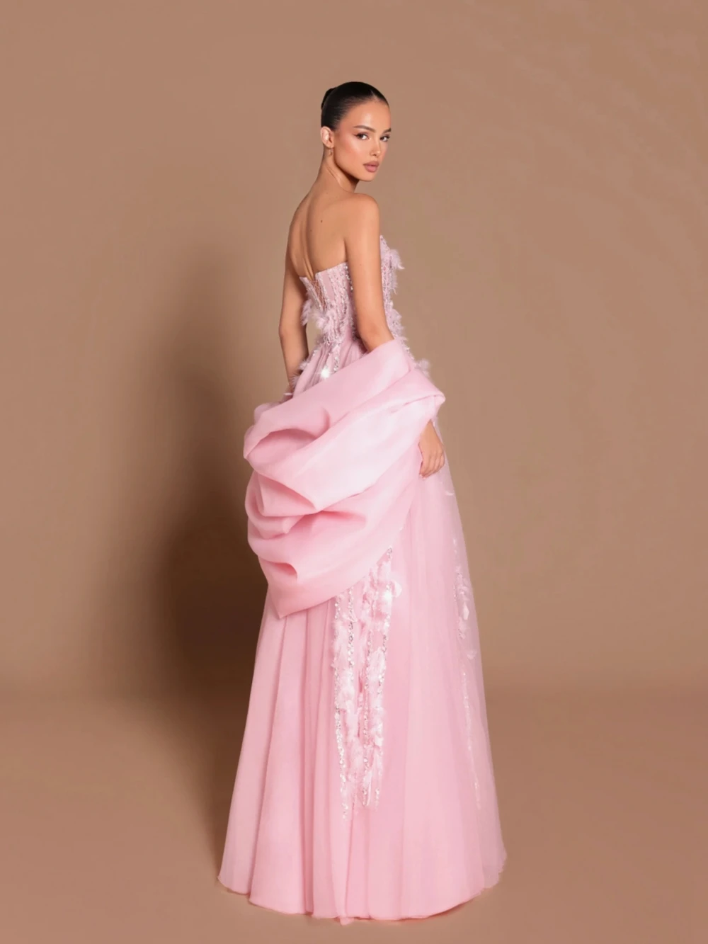 Rosa frisado penas a linha vestido de noite longo com xale elegante sem alças vestido de festa de casamento 2026 novos vestidos de baile personalizados