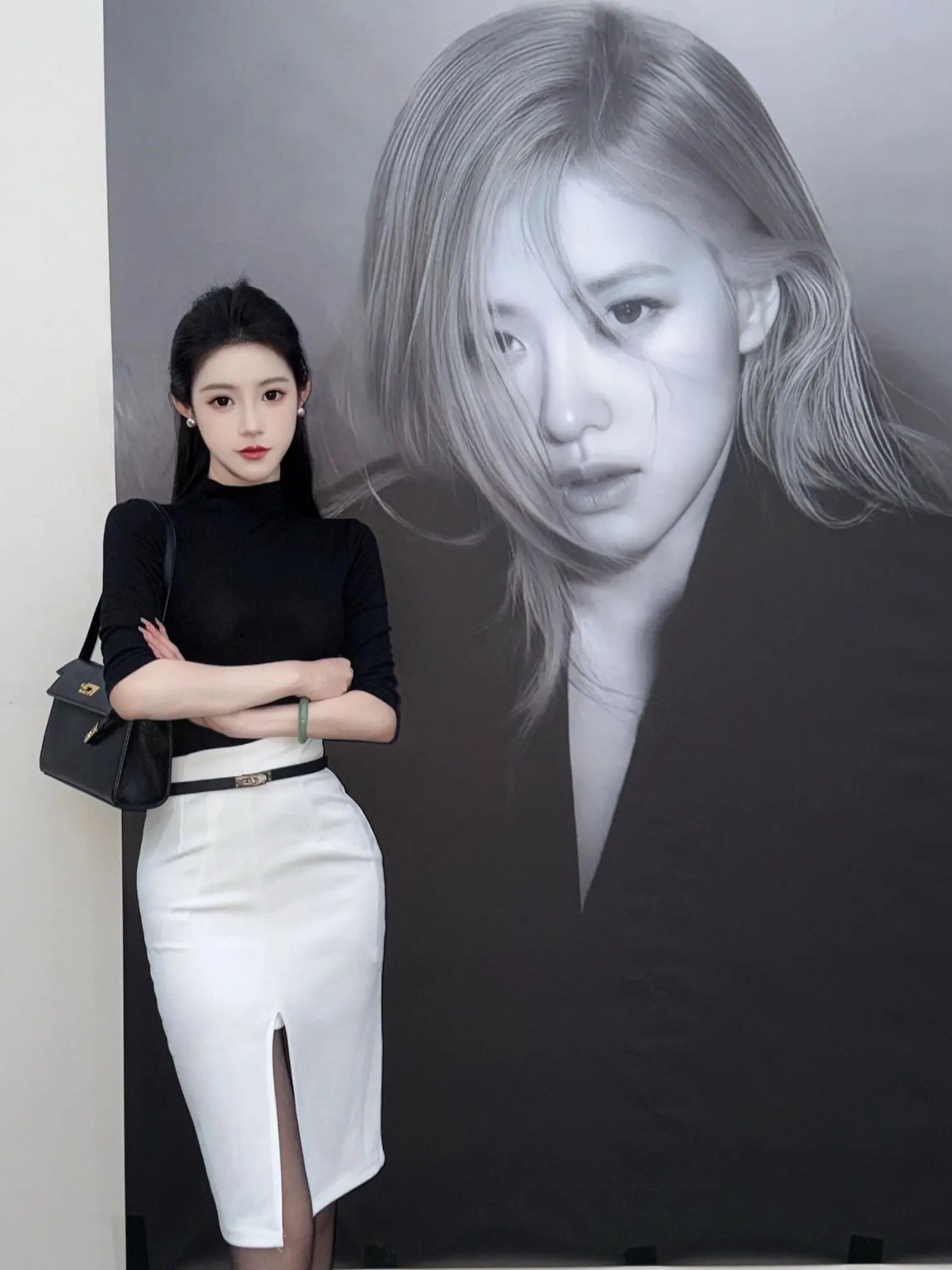 

Осенний модный комплект: легкая ветрозащитная футболка с коротким рукавом и облегающая юбка с разрезом спереди и дизайнерским акцентом на талии