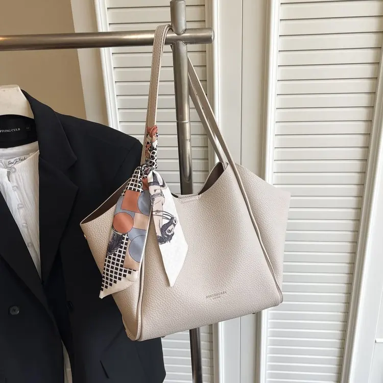 

New Popular Autumn 2598 Retro Fashion Versatile Light Luxury Trend Shoulder Bag Niche Design Casual Messenger Bag