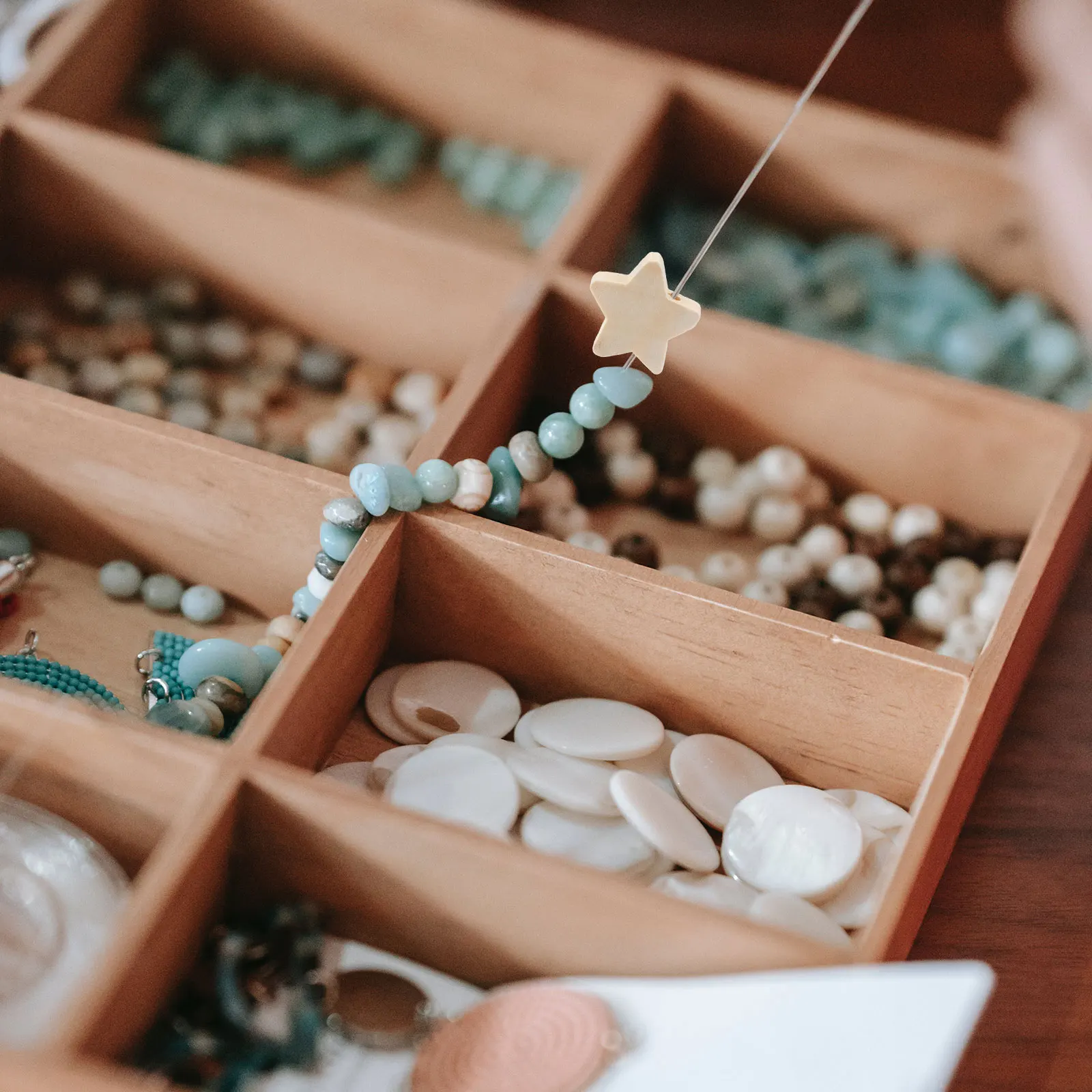 شكل نجمة الخرز الخشبي 100 قطعة الفواصل الخماسية فضفاضة DIY بها بنفسك صنع المجوهرات الحرف أساور القلائد الاطفال ديكور المنزل