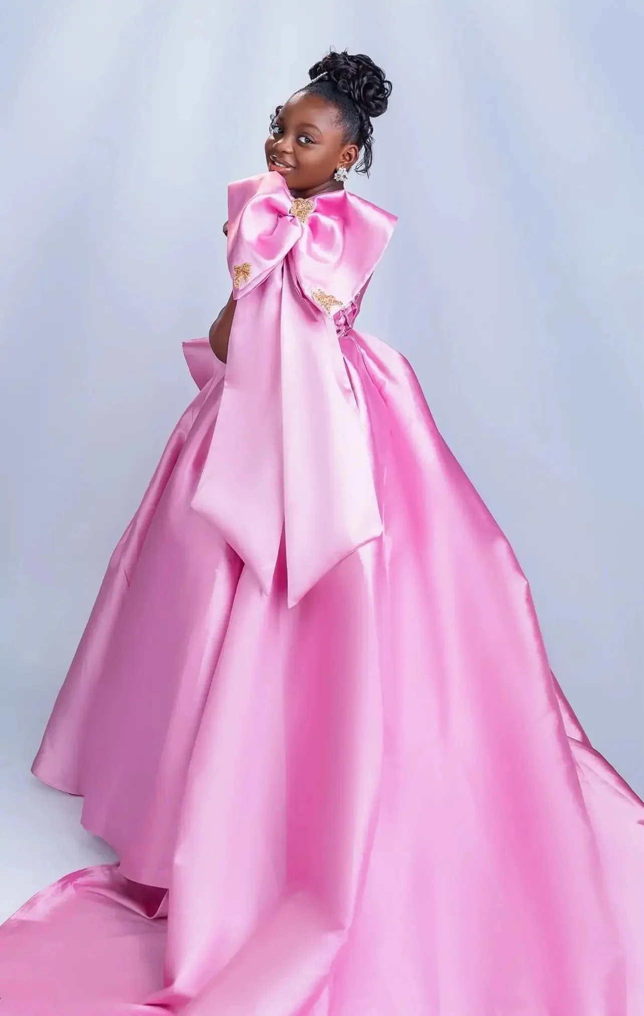 

Luxury Pink Satin Customized Kid Birthday Party Gowns With Bow Gold Applique Floor Lenght Flower Girl Dress For Wedding