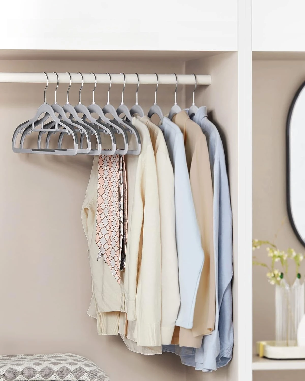 100 عبوة من شماعات بلاستيكية رفيعة، شماعات ملابس غير قابلة للانزلاق موفرة للمساحة مع 360 درجة °   خطافات دوارة، رمادي فاتح/رمادي داكن