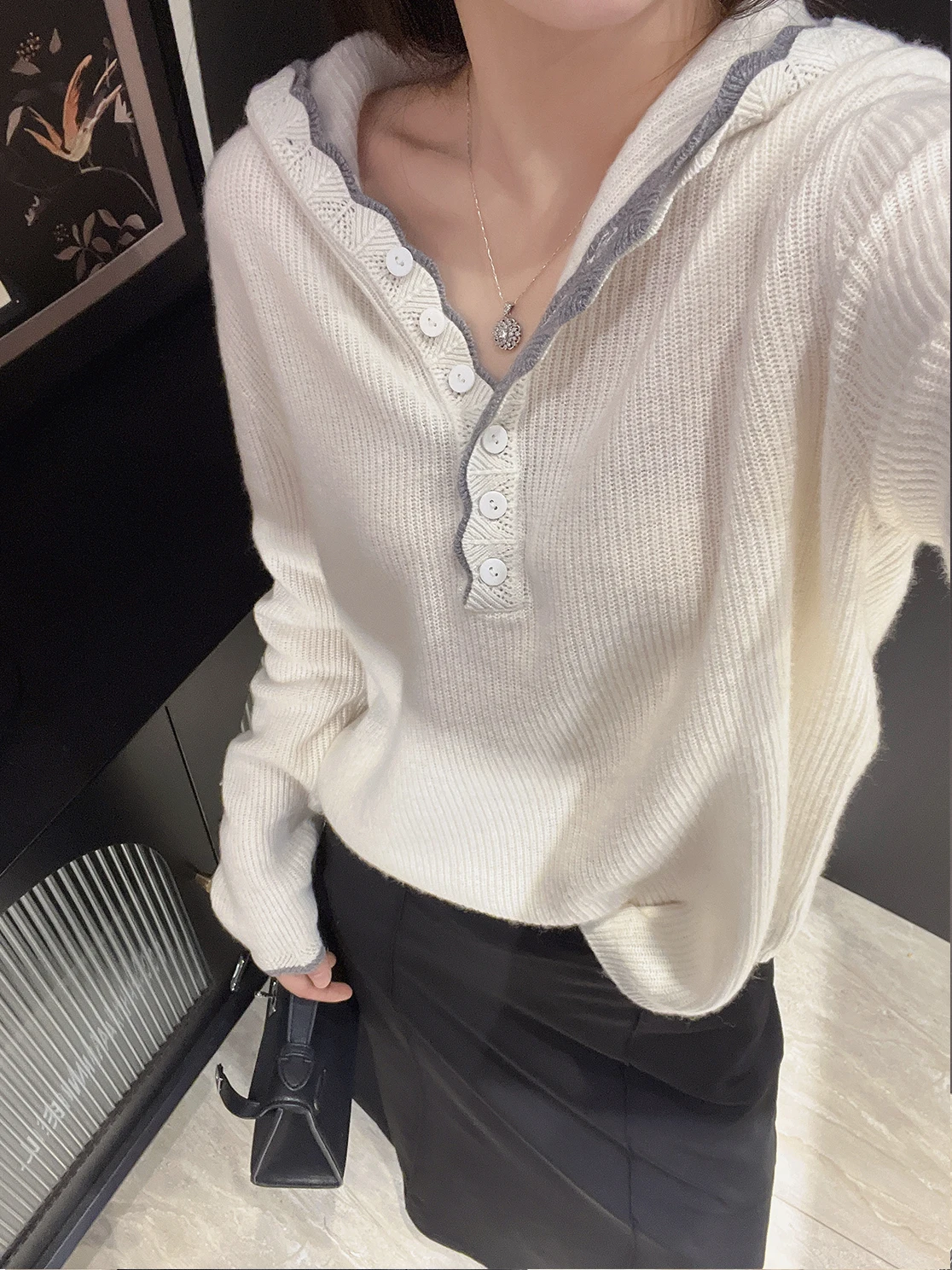 

Свитер женский из 100% мериносовой шерсти с V-образным вырезом, вязаный, с вышивкой, контрастными цветами, декоративными волнистыми элементами, мягкий, для повседневной носки