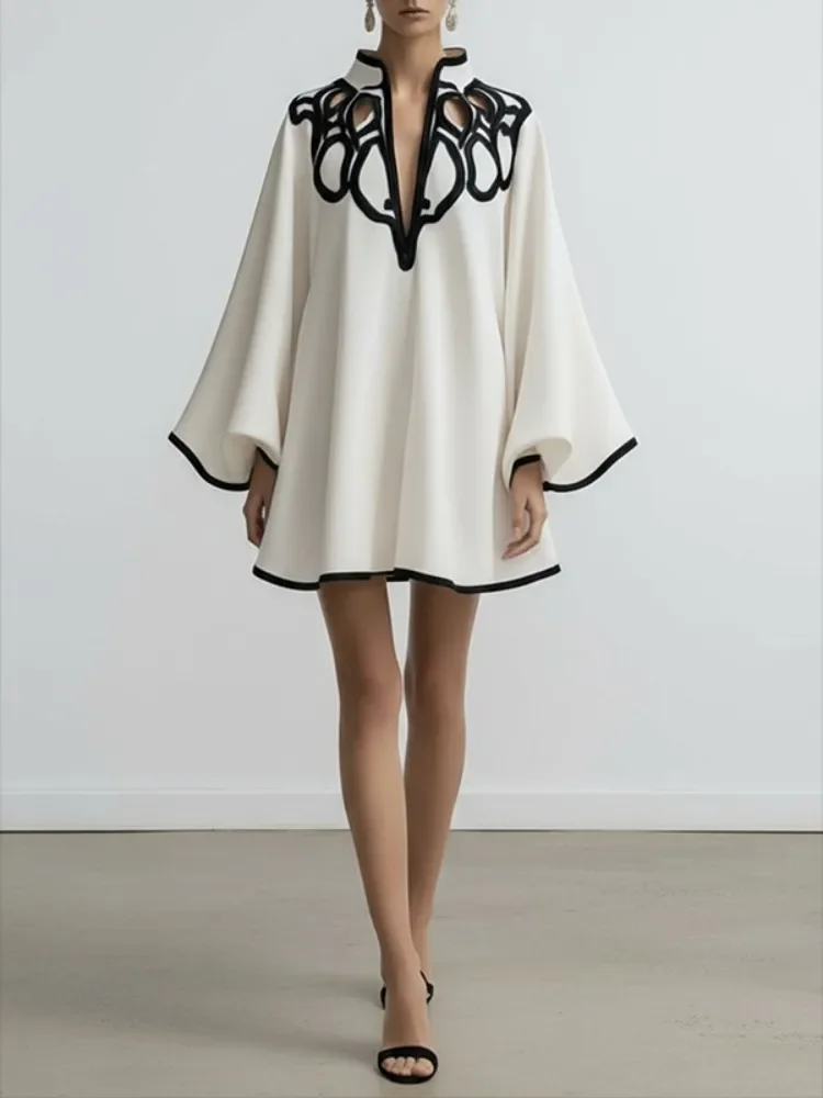 2026 Nieuwe Uitgeholde V-hals Mini Jurk Voor Vrouwen Uitlopende Mouwen Geplooide Jurk Lente Stijlvolle Contrast Versieringen Elegante Feestjurk