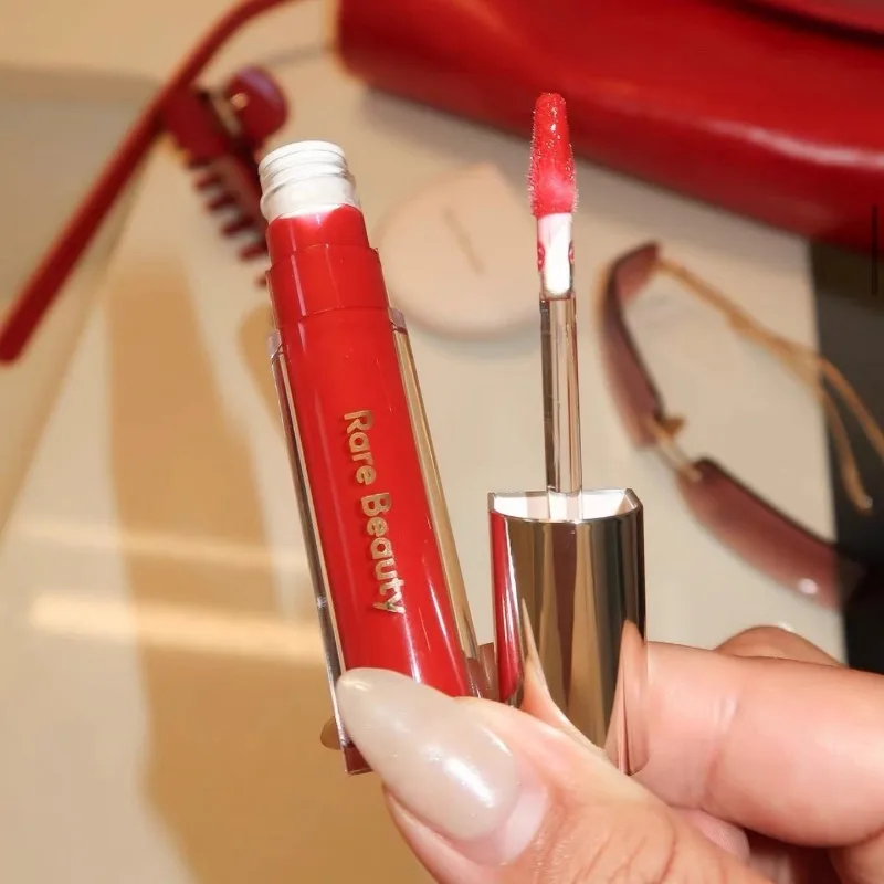 Lucidalabbra Rare Beauty, Volumizzante Non Appiccicoso, Idratante, Migliora le Labbra Secche, Balsamo Labbra Colorato per un Look Labbra Lucido