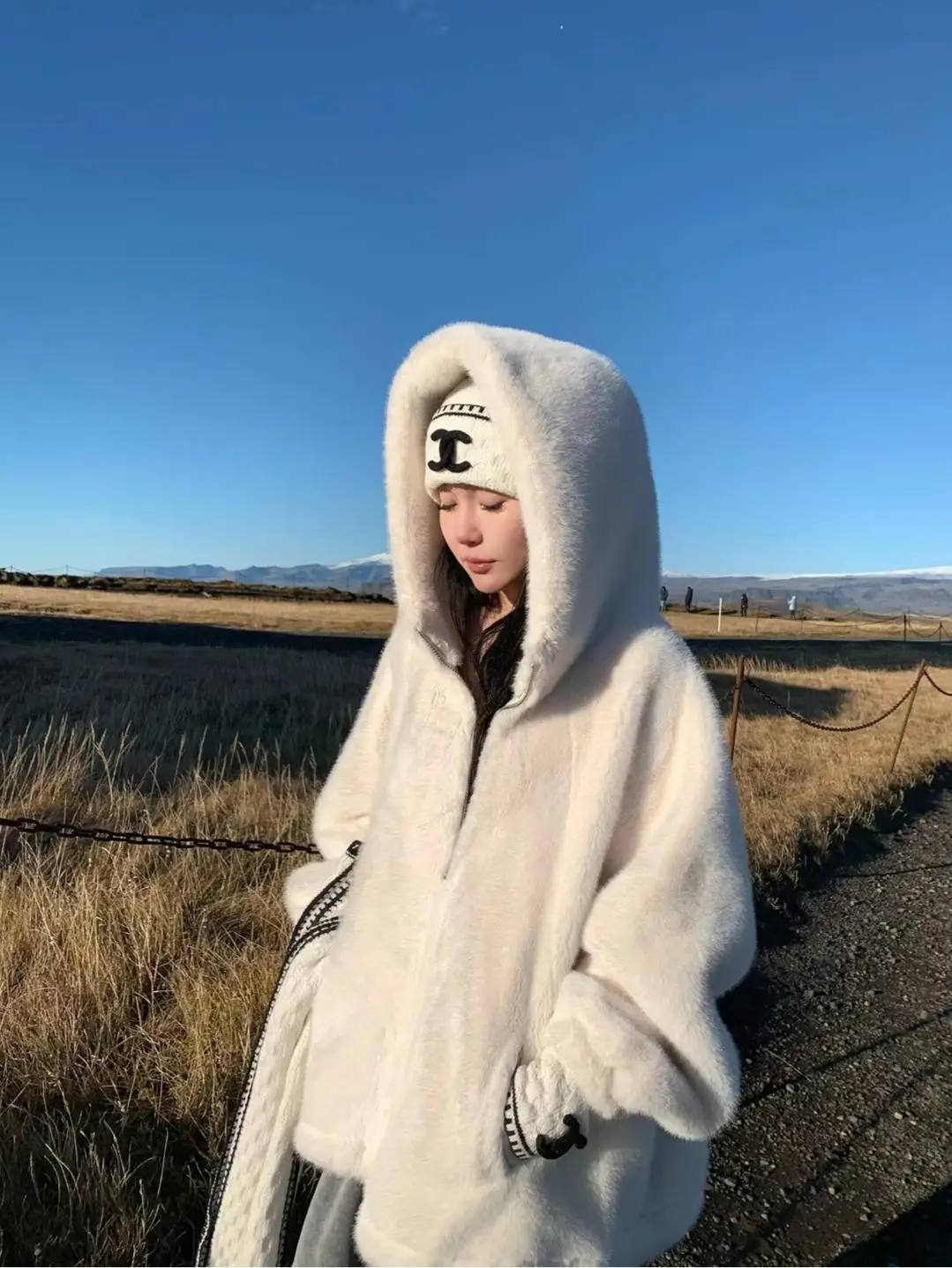 2025 nuevo abrigo de piel Thiened de longitud media para mujer, ropa de abrigo de invierno ecológica de cuero y piel intercondicionada para siesta suave