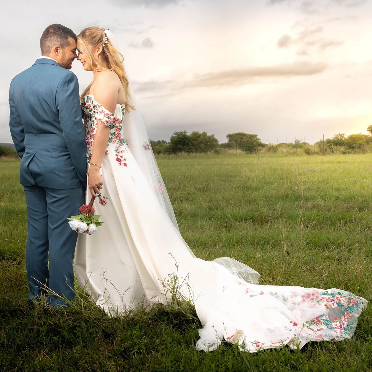 قبالة الكتف الحبيب المطرزة الدانتيل فساتين الزفاف خط ملون ريفي زيبر فساتين حفلات الزفاف تخصيص حجم كبير