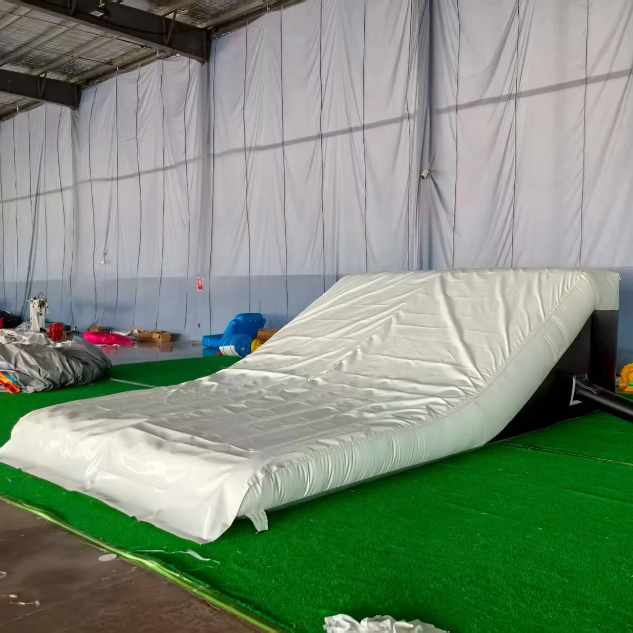 Factory Price Stunt Bike Inflatable Landing Ski Airbag Tilt Jump Pad Ski Jump Airbag
