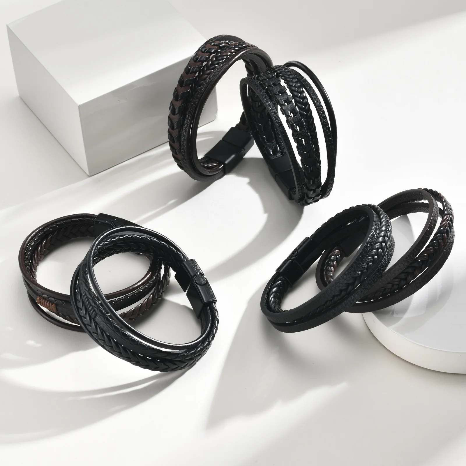 Vnox Herren Lederarmband, mehrschichtig geflochten, mit Magnetverschluss, Vintage-Punk-Stil, handgefertigter Modeschmuck, Geschenk für den täglichen Gebrauch. – Detail 2