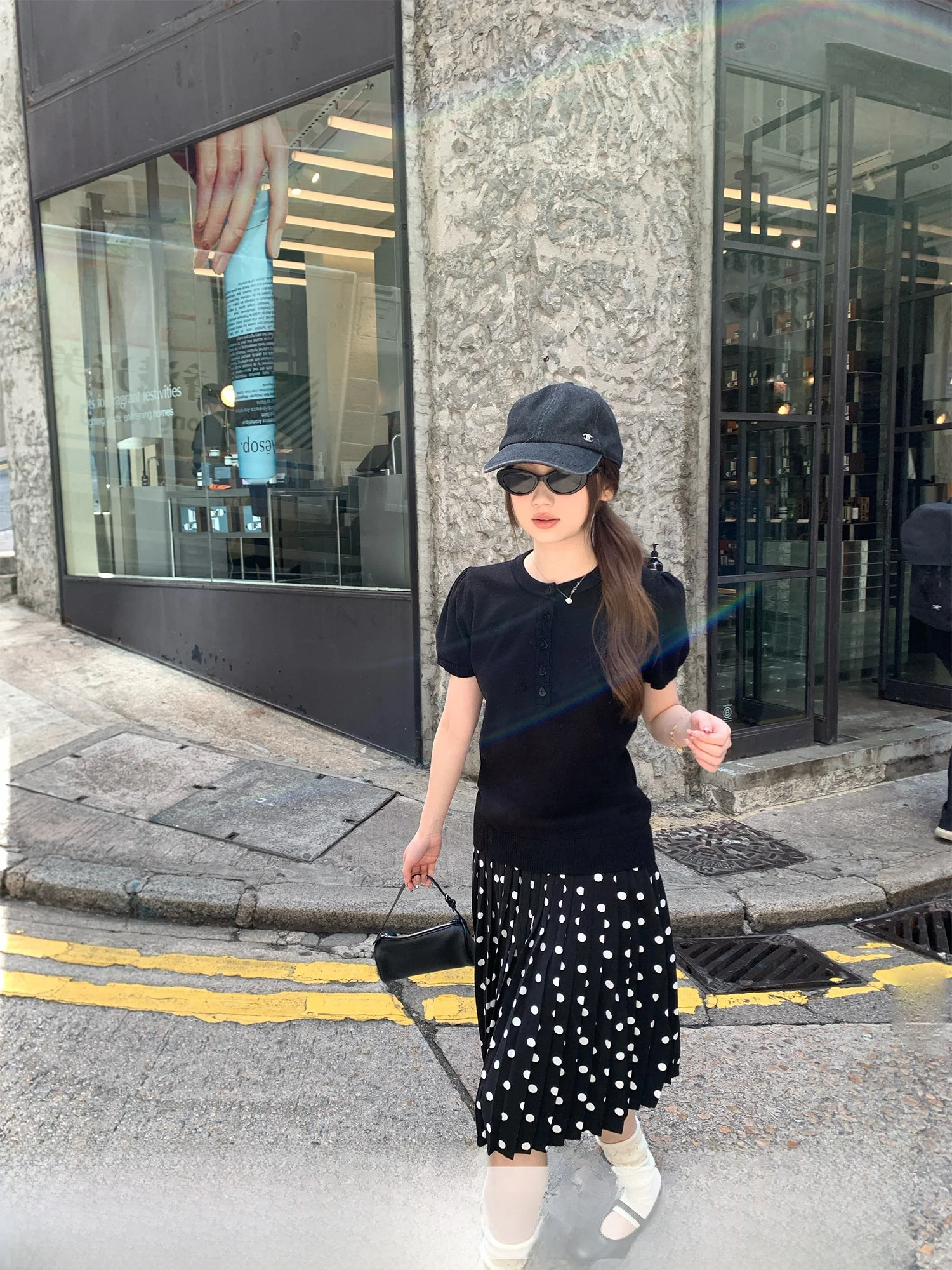 

Черный вязаный комплект с плиссированной юбкой в горошек и короткими рукавами-фонариками: модный ансамбль, стройнящий и омолаживающий образ