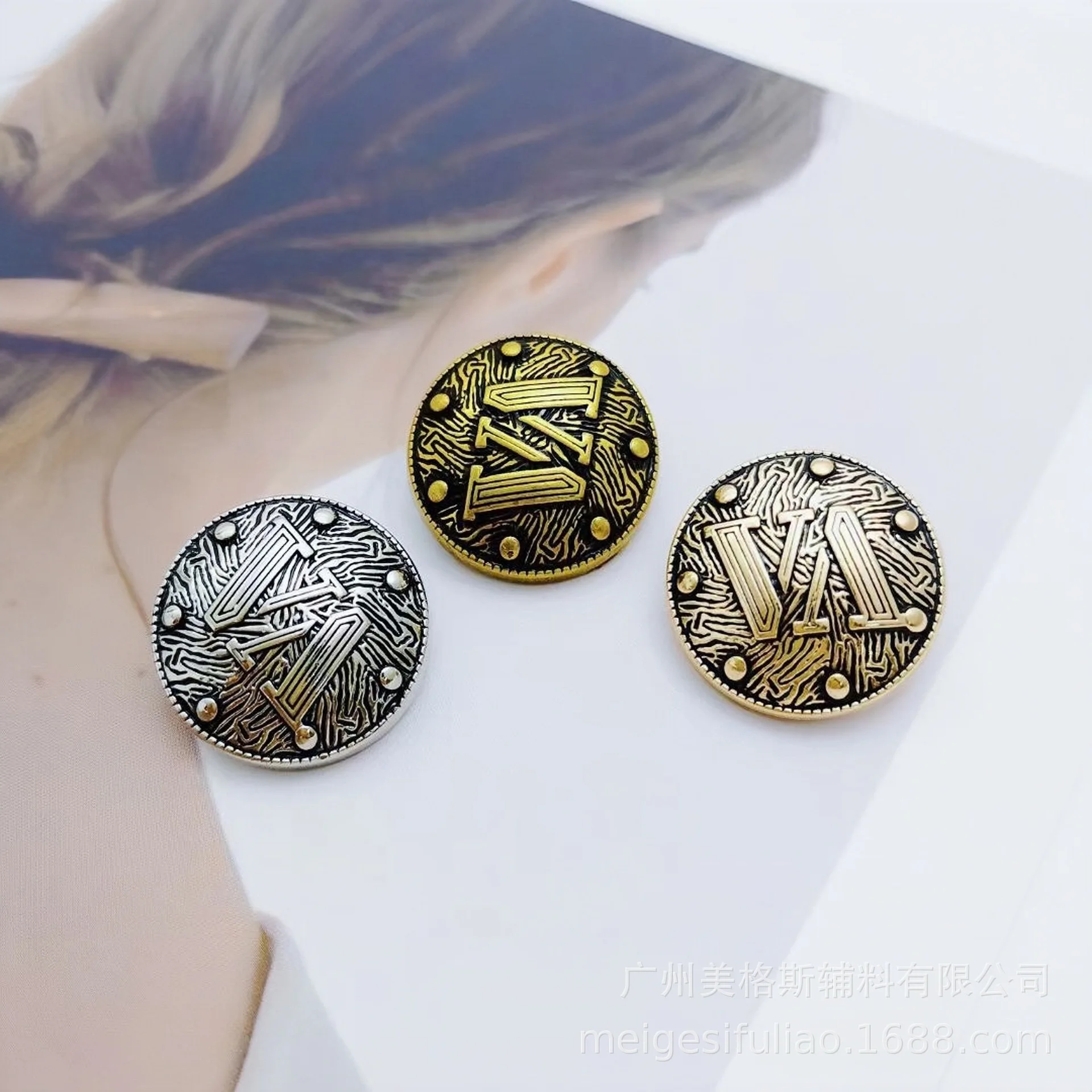 

Trendy Retro Double V Curved Metal Buttons, High-grade Alloy Hand Sew Fasteners for Coats, Trench Coats and Suits