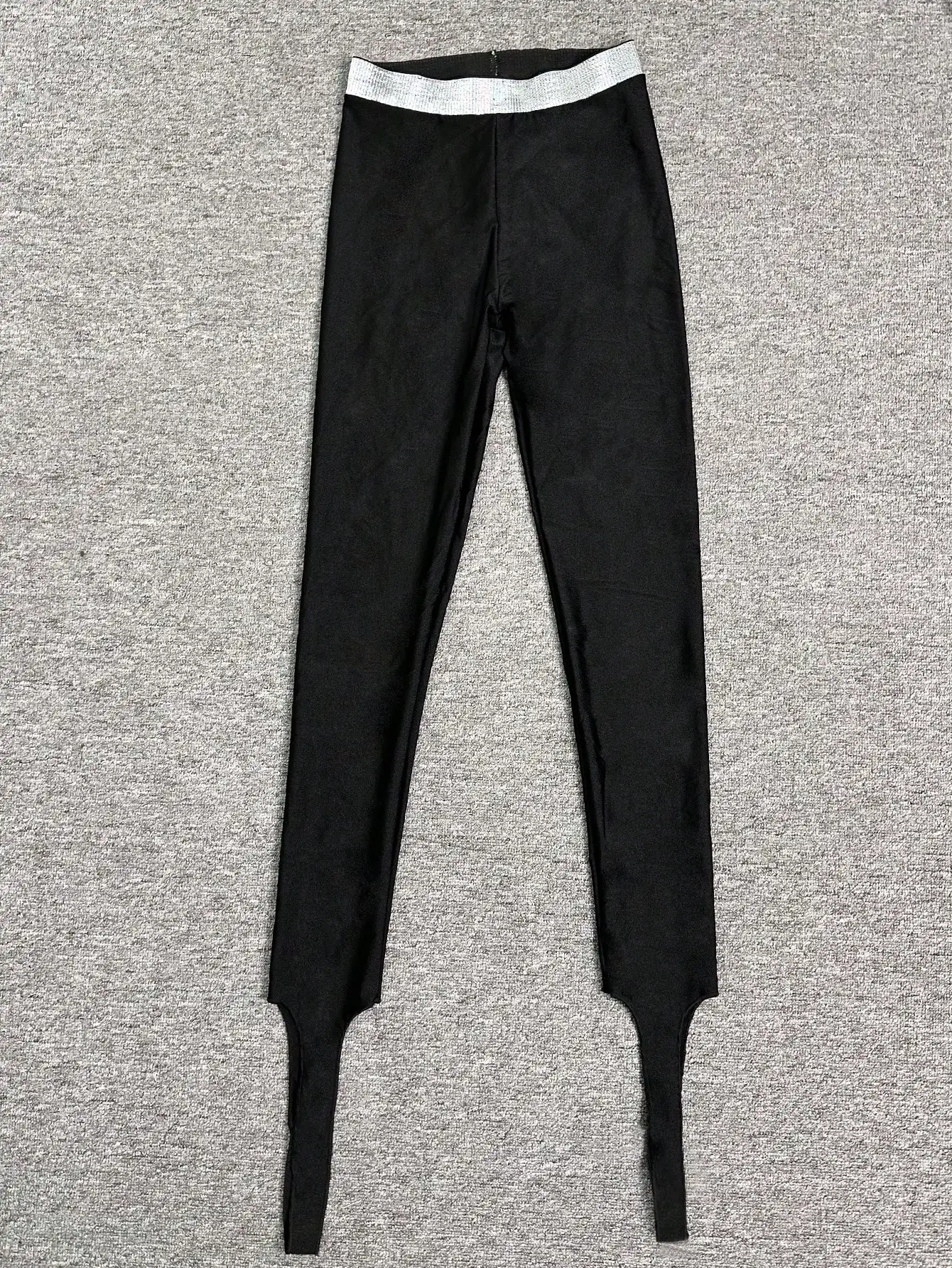 Legging Mengkilap Halus Mengkilap Musim Semi dan Musim Panas Celana Skinny Elegan Sabuk Perak Pinggang Tinggi Seksi Gaya Eropa dan Amerika