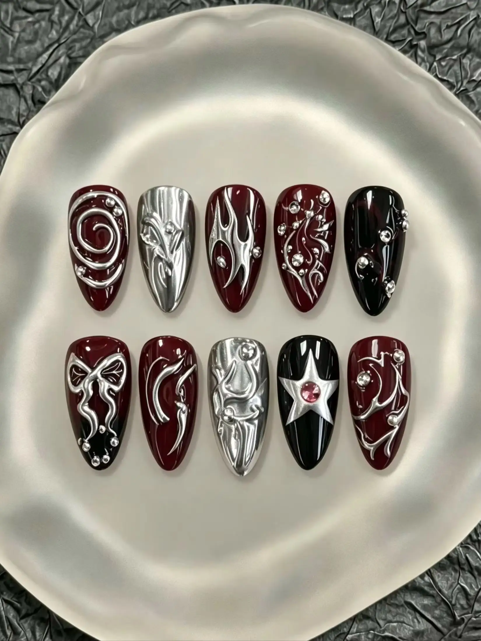 10-teiliges Set tragbarer Nägel im Millennium-Gothic-Stil, mittlere Mandelform, burgunderrote und schwarze Grundfarbe, 3D-Flüssig-Silber-Flammensterne, Schleife, Strasssteine, wiederverwendbare Kunstnägel – Detail 1