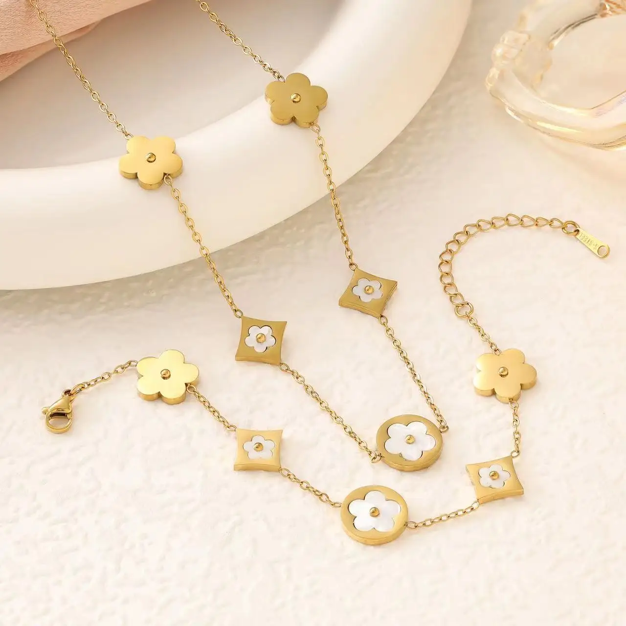 

Minimalist Titanium Steel Five Flower Women's Bracelet Necklace Fashion Women's Versatile Personalized Jewelry Set