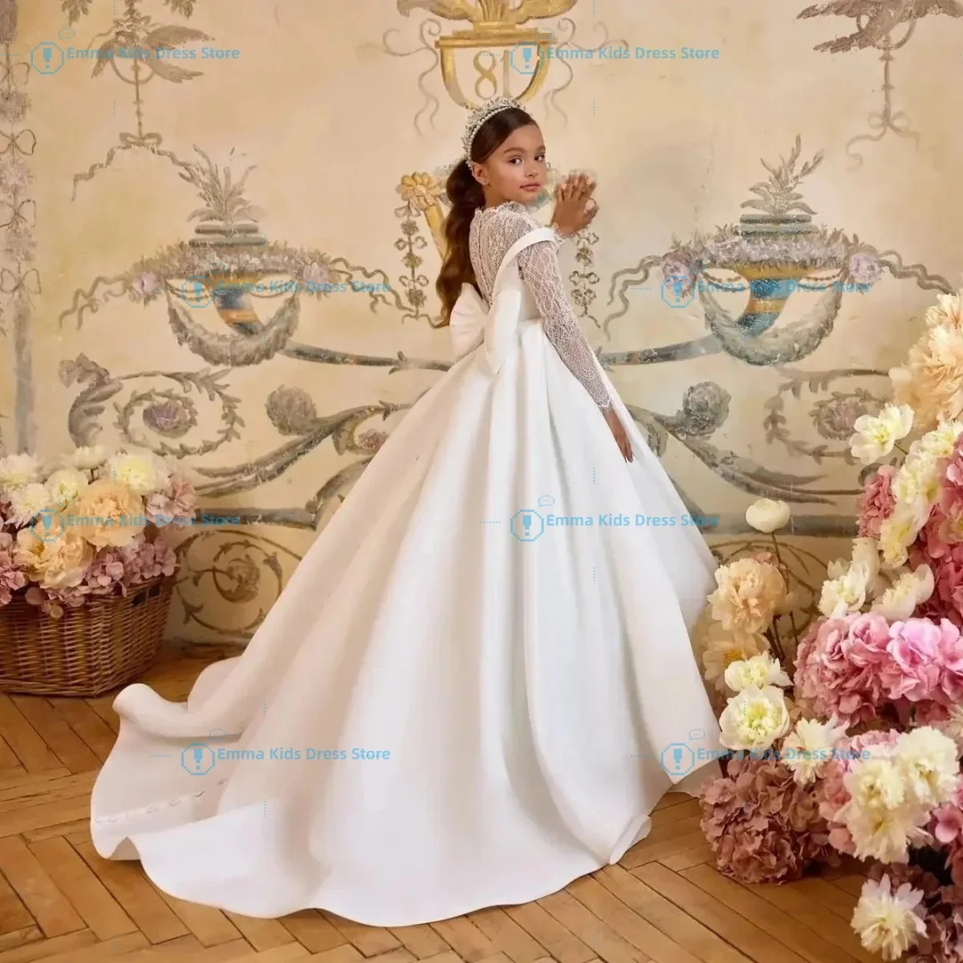 

Custom White Satin Flower Girl Dress with Bow Lace Appliqué, Suitable for First Communion, Birthdays, and Graduation Ceremonies