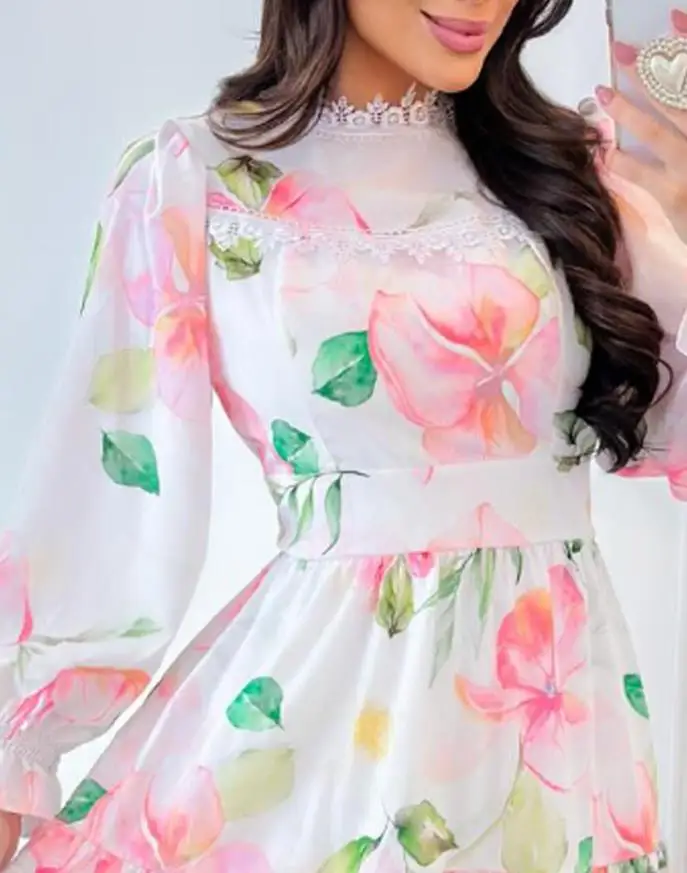 Vestido de manga comprida com estampa floral, detalhes em renda, design em camadas, gola alta, ideal para ocasiões diárias e casuais