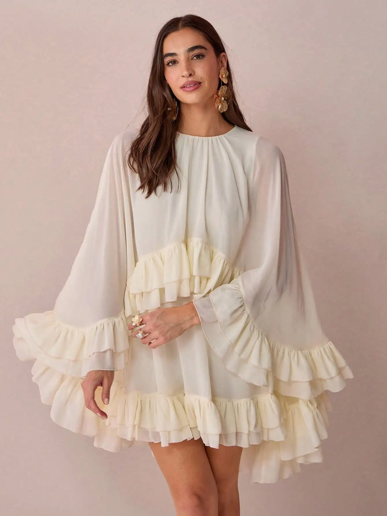 Romantisches Damen-Minikleid mit cremeweißem Cape und Rüschensaum, süß und elegant