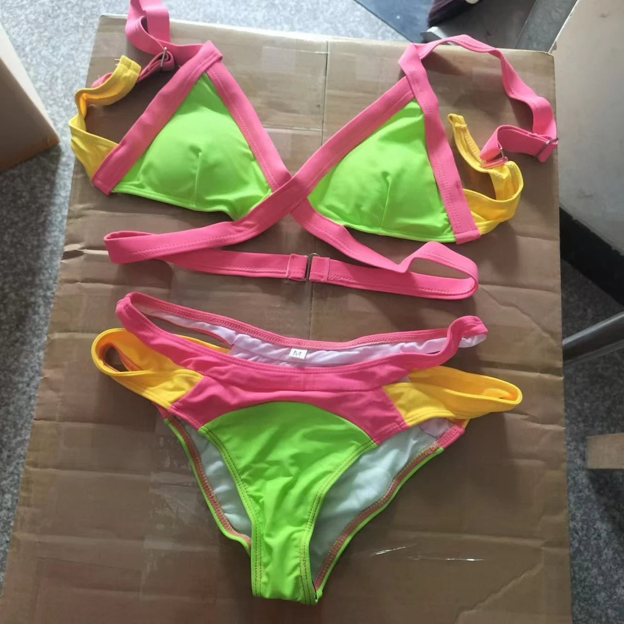 F4287 Zestaw bikini z blokami kolorów