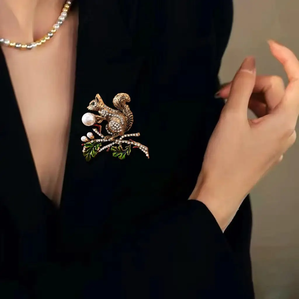 Squirrel Picking Nuts Fashionable Animals Brooches For Women Elegant Rhinestone Green Leaf Metal Brooch Versatile Suit Jewelry